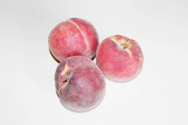 Beyaz arka plan üzerinde masanın üzerinde yatan şeftali