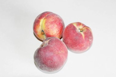 Beyaz arka plan üzerinde masanın üzerinde yatan şeftali