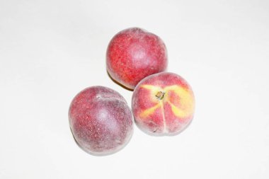 Beyaz arka plan üzerinde masanın üzerinde yatan şeftali