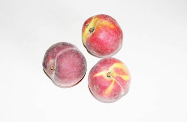 Beyaz arka plan üzerinde masanın üzerinde yatan şeftali