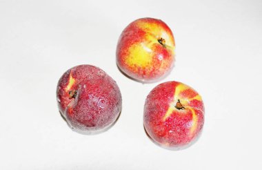 Beyaz arka plan üzerinde masanın üzerinde yatan şeftali