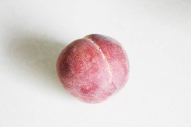 Beyaz arka plan üzerinde masanın üzerinde yatan şeftali