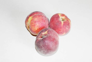 Beyaz arka plan üzerinde masanın üzerinde yatan şeftali