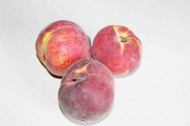 Beyaz arka plan üzerinde masanın üzerinde yatan şeftali