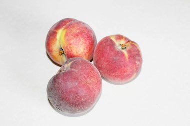 Beyaz arka plan üzerinde masanın üzerinde yatan şeftali