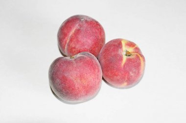 Beyaz arka plan üzerinde masanın üzerinde yatan şeftali