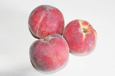 Beyaz arka plan üzerinde masanın üzerinde yatan şeftali