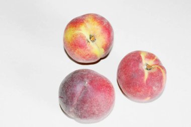 Beyaz arka plan üzerinde masanın üzerinde yatan şeftali