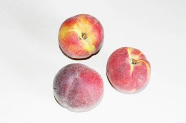 Beyaz arka plan üzerinde masanın üzerinde yatan şeftali