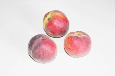 Beyaz arka plan üzerinde masanın üzerinde yatan şeftali