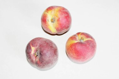 Beyaz arka plan üzerinde masanın üzerinde yatan şeftali