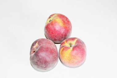 Beyaz arka plan üzerinde masanın üzerinde yatan şeftali