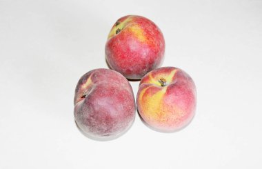 Beyaz arka plan üzerinde masanın üzerinde yatan şeftali