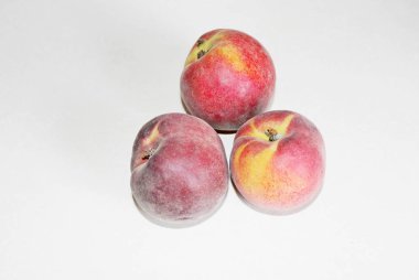 Beyaz arka plan üzerinde masanın üzerinde yatan şeftali