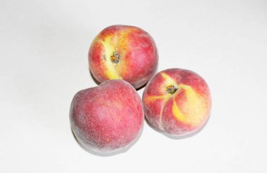 Beyaz arka plan üzerinde masanın üzerinde yatan şeftali