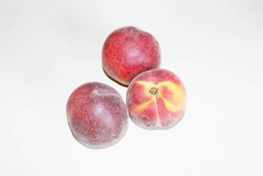 Beyaz arka plan üzerinde masanın üzerinde yatan şeftali