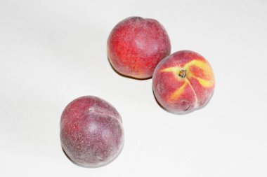 Beyaz arka plan üzerinde masanın üzerinde yatan şeftali