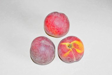 Beyaz arka plan üzerinde masanın üzerinde yatan şeftali