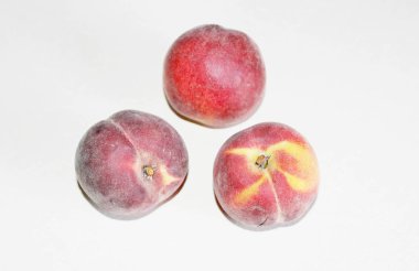 Beyaz arka plan üzerinde masanın üzerinde yatan şeftali