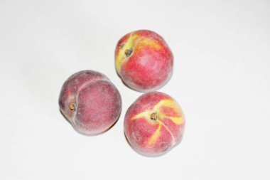 Beyaz arka plan üzerinde masanın üzerinde yatan şeftali