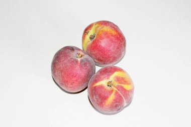 Beyaz arka plan üzerinde masanın üzerinde yatan şeftali