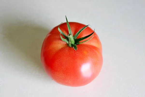 Tomate auf weißem Hintergrund — Stockfoto