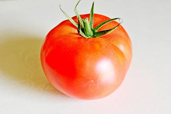 Tomate auf weißem Hintergrund — Stockfoto