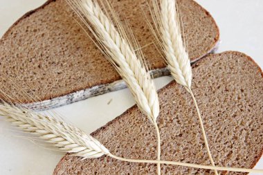 Beyaz arka planda ekmek ve kulak