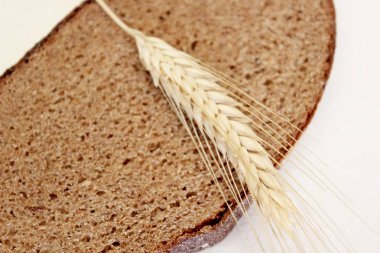 Beyaz arka planda ekmek ve kulak