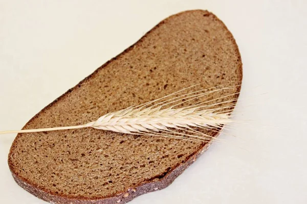 Ψωμί και αυτί σε λευκό φόντο — Φωτογραφία Αρχείου