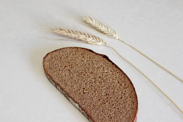 Хлеб и ухо на белом фоне — стоковое фото