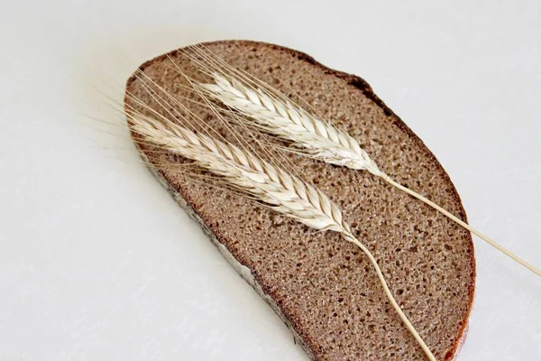 Bread and ear on a white background — Stock Photo, Image