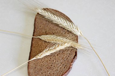 Beyaz arka planda ekmek ve kulak