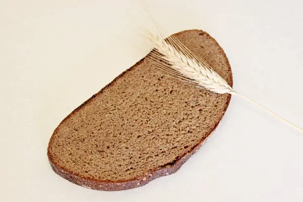 Beyaz arka planda ekmek ve kulak — Stok fotoğraf