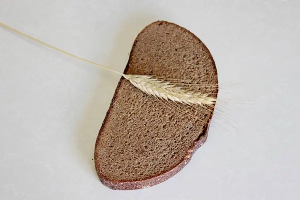 Ψωμί και αυτί σε λευκό φόντο — Φωτογραφία Αρχείου