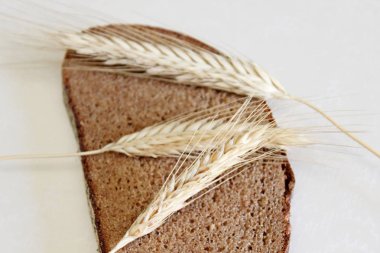 Beyaz arka planda ekmek ve kulak