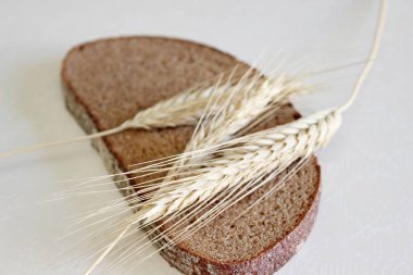 Beyaz arka planda ekmek ve kulak