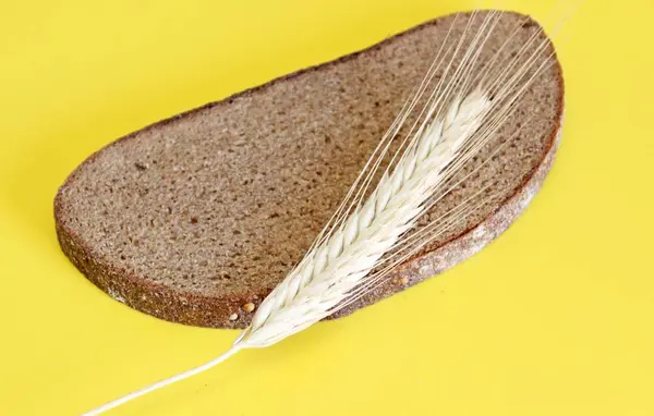 Pane nero di segale picchi di segale — Foto Stock