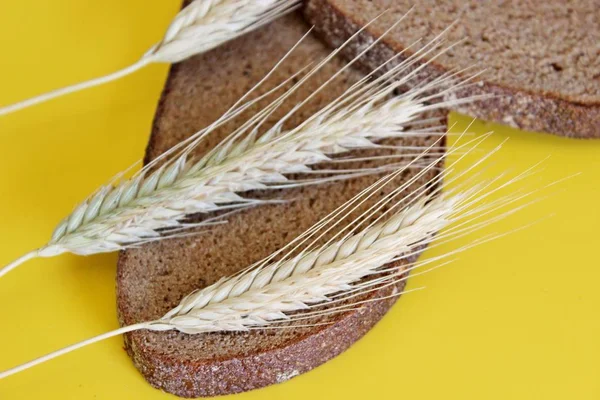 Black rye bread spikes rye — Stock Photo, Image