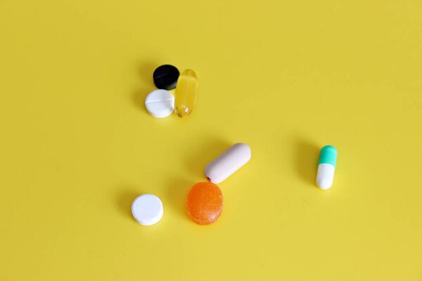 Фармацевтические таблетки и витамины
