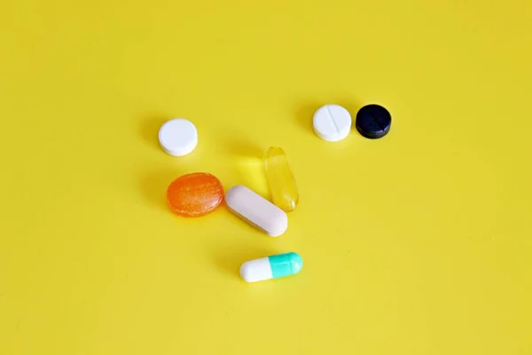 Píldoras farmacéuticas y vitaminas — Foto de Stock