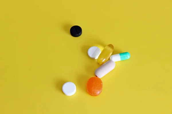 Фармацевтичні таблетки та вітаміни — стокове фото