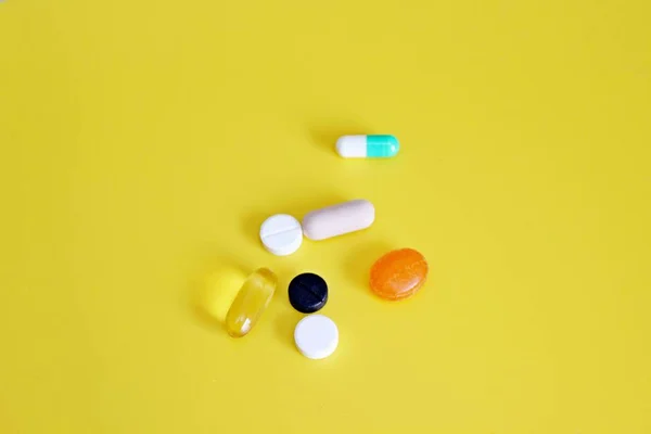 Фармацевтические таблетки и витамины — стоковое фото