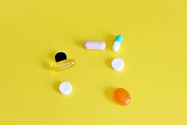 Pigułki farmaceutyczne i witaminy — Zdjęcie stockowe