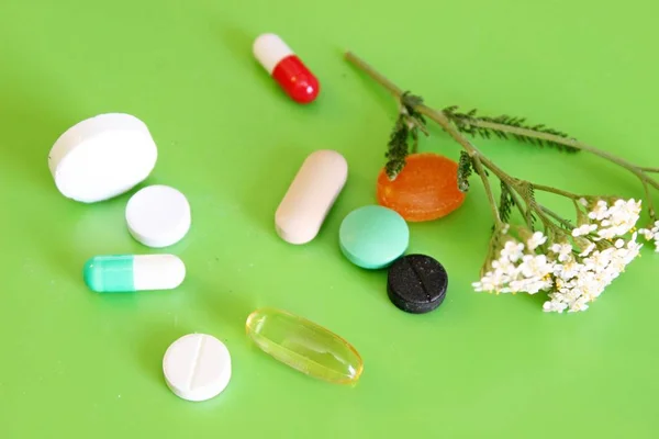 Píldoras farmacéuticas y vitaminas —  Fotos de Stock