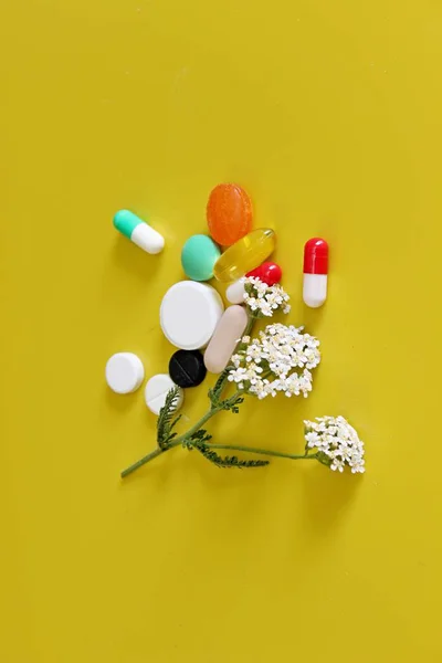 Pilules pharmaceutiques et vitamines — Photo