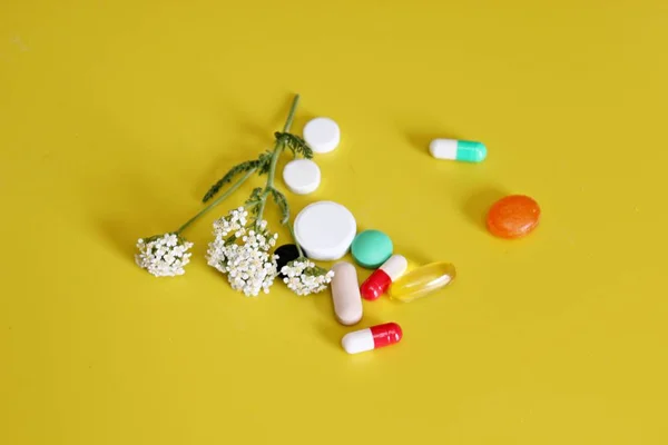 医薬品の丸薬とビタミン — ストック写真