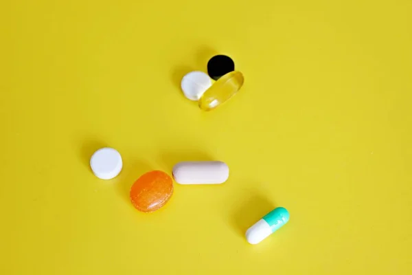 Pigułki farmaceutyczne i witaminy — Zdjęcie stockowe