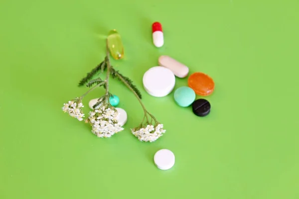 Píldoras farmacéuticas y vitaminas — Foto de Stock