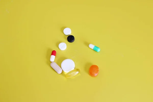 Фармацевтичні таблетки та вітаміни — стокове фото